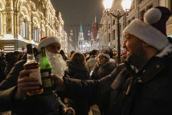 epa09661748 People gather near the Red Square on New Year&#039;s eve in Moscow, Russia, 31 December 2021. The Red Square is closed for the mass New Year celebration on the night of December 31 to Janu ...