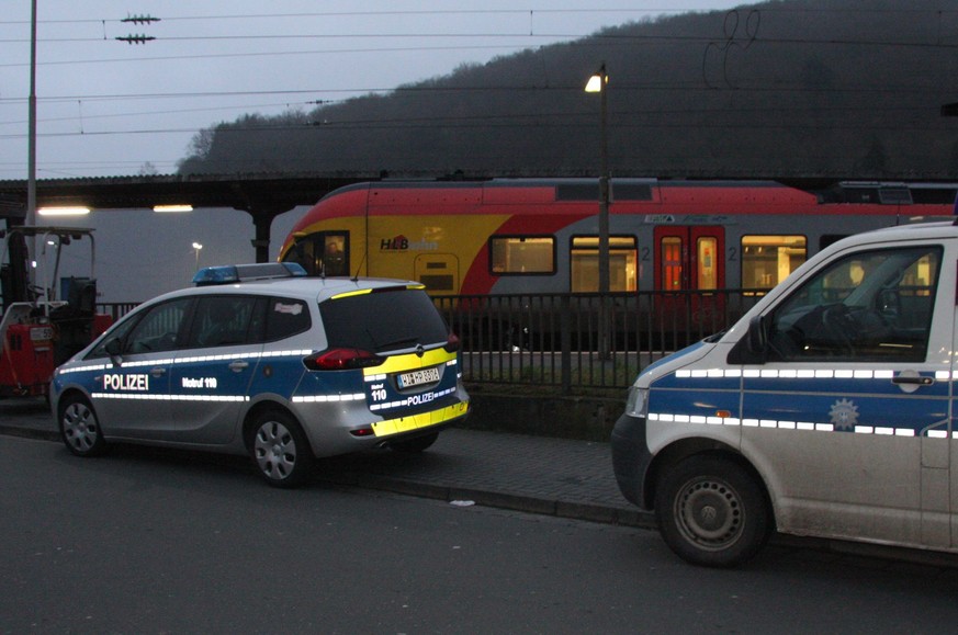 Das zuständige Amtsgericht hat gegen den 27-Jährigen bereits Haftbefehl wegen Mordes erlassen.