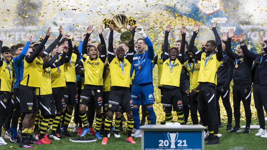 YBs Spieler jubeln mit dem Meisterpokal, nach dem Super League Spiel zwischen dem BSC Young Boys Bern und dem FC Luzern, am Samstag 15. Mai 2021 im Stadion Wankdorf in Bern. (KEYSTONE/Peter Klaunzer)