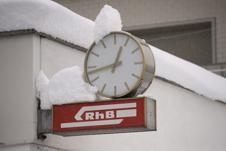 Eine schneebedeckte Bahnhofsuhr, aufgenommen am Donnerstag, 6. November 2014, in Arosa. Die Rhaetische Bahn musste wegen der Schneemassen auf Bahnersatzbusse zurueck greifen. (KEYSTONE/Gian Ehrenzelle ...