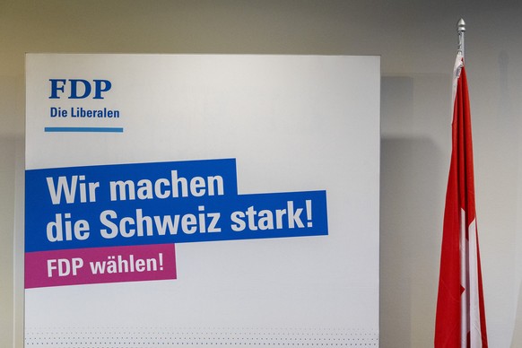 Eine Tafel steht an der Delegiertenversammlung der FDP, am Samstag, 18. Oktober 2025, in Bern. (KEYSTONE/Peter Schneider)
