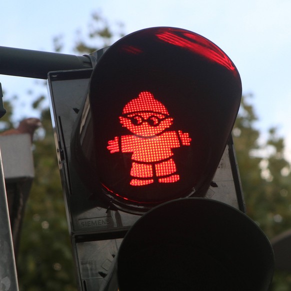 Rote Fussgänggerampel mit Mainzelm舅nchen leuchtet in der Innenstadt von Mainz, Rheinland Pfalz, Deutschland *** Red pedestrian traffic light with Mainzelm舅nchen shines in the city center of Mainz, Rhi ...