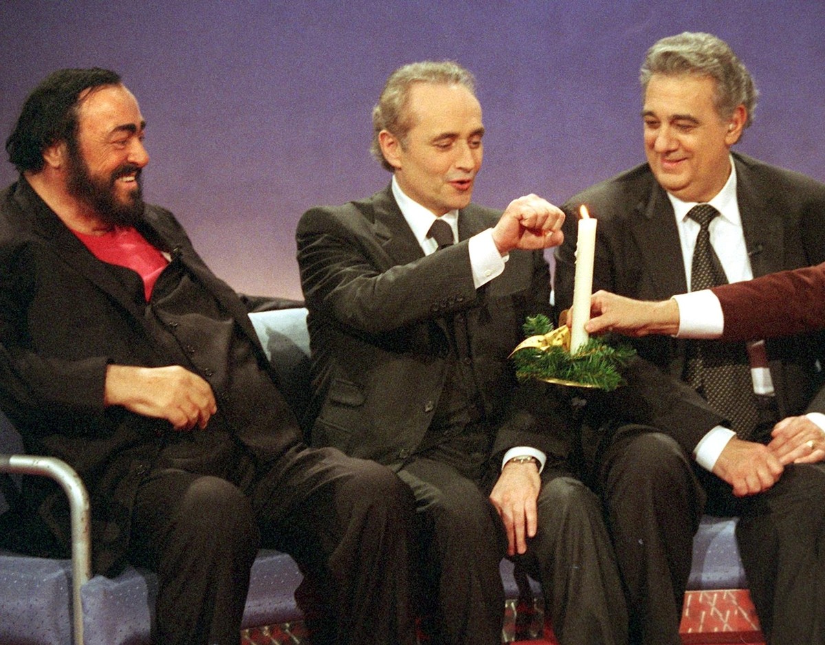 Der Fernsehmoderator Thomas Gottschalk, rechts, laesst am Samstag, 9. Dezember 2000, waehrend seiner Sendung "Wetten,dass...?" in Basel, die drei Tenoere, Luciano Pavarotti, Jose Carreras un ...
