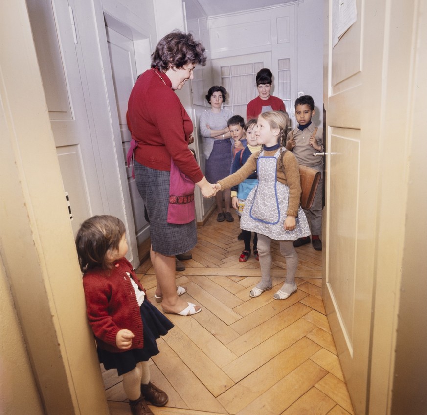 === AUS DER ORIGINALLEGENDE === &quot;Der erste Schultag, aufgenommen im April 1969 in Zuerich. &quot;Wie heissisch du?&quot; Mit freundlichem Haendedruck begruesst die Lehrerin ihre neuen Zoeglinge.  ...