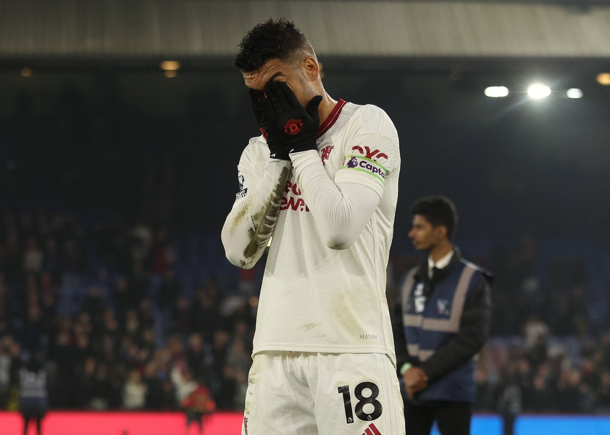 London, England, 6th May 2024. Casemiro of Manchester United, ManU looks dejected after the Premier League match at Selhurst Park, London. Picture credit should read: Paul Terry / Sportimage EDITORIAL ...