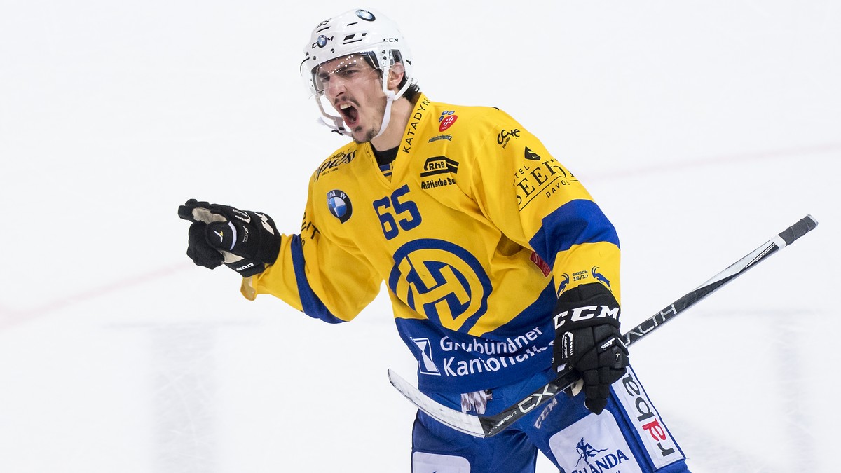 Joie de l'attaquant davosiens Marc Wieser, apres avoir marque un tir au but au gardien lausannois Cristobal Huet, pendant la seance de tirs au but, lors du 3eme match du quart de finale de play o ...