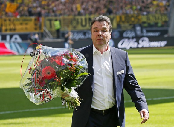 epa05293200 Eintracht Frankfurt&#039;s sports director Heribert Bruchhagen (C) receives flowers as he bids fareweel before the German Bundesliga soccer match between Eintracht Frankfurt and Borussia D ...