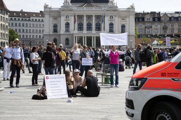 Menschen demonstrieren gegen den Corona-Lockdown auf dem Sechselaeutenplatz in Zuerich am Samstag, 16. Mai 2020. Die Polizei rueckte mit mehreren Streifenwagen zum Einsatz aus. (KEYSTONE/Alexandra Wey ...