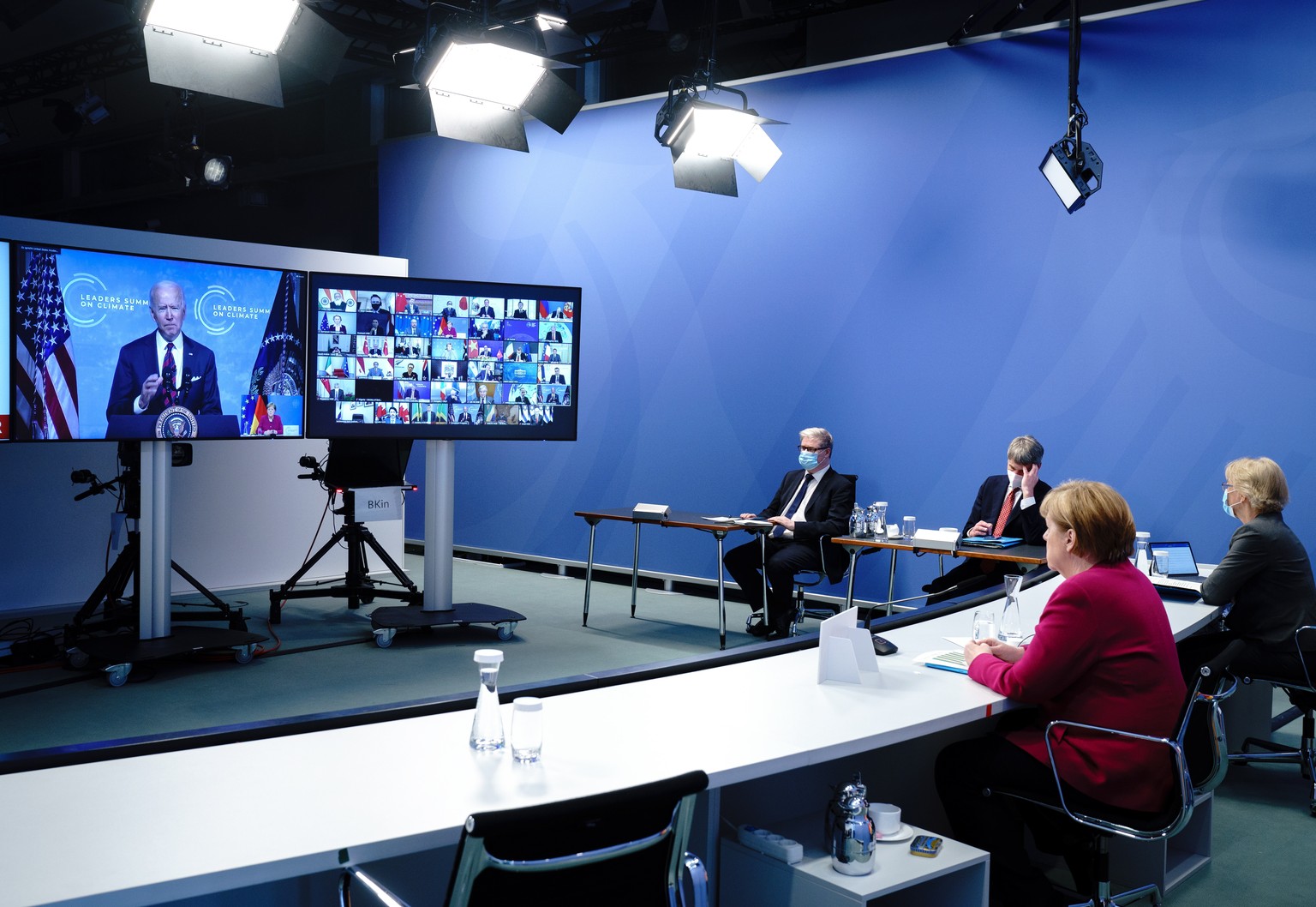 Bundeskanzlerin Angela Merkel verfolgt die Rede von Joe Biden am virtuellen Klimagipfel.