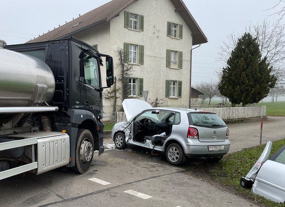 Die Autofahrerin wurde mittelschwer verletzt, der Lastwagenfahrer blieb unverletzt.