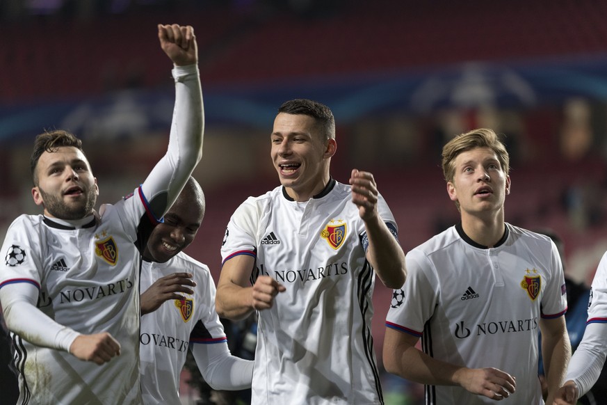 epa06370074 Basel&#039;s players cheer after winning the UEFA Champions League Group stage Group A matchday 6 soccer match between Portugal&#039;s SL Benfica and Switzerland&#039;s FC Basel 1893 in Be ...