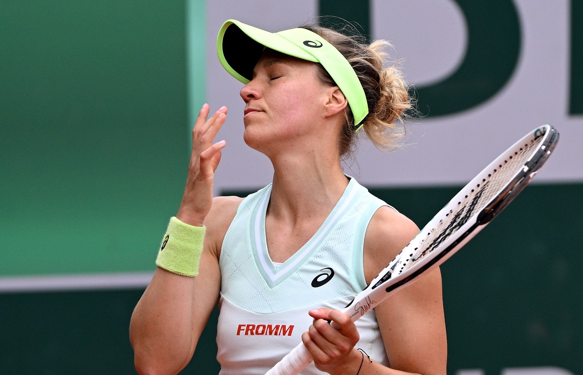 epa11379055 Viktorija Golubic of Switzerland reacts during her Women's Singles 2nd round match against Anastasia Potapova during the French Open Grand Slam tennis tournament at Roland Garros in P ...