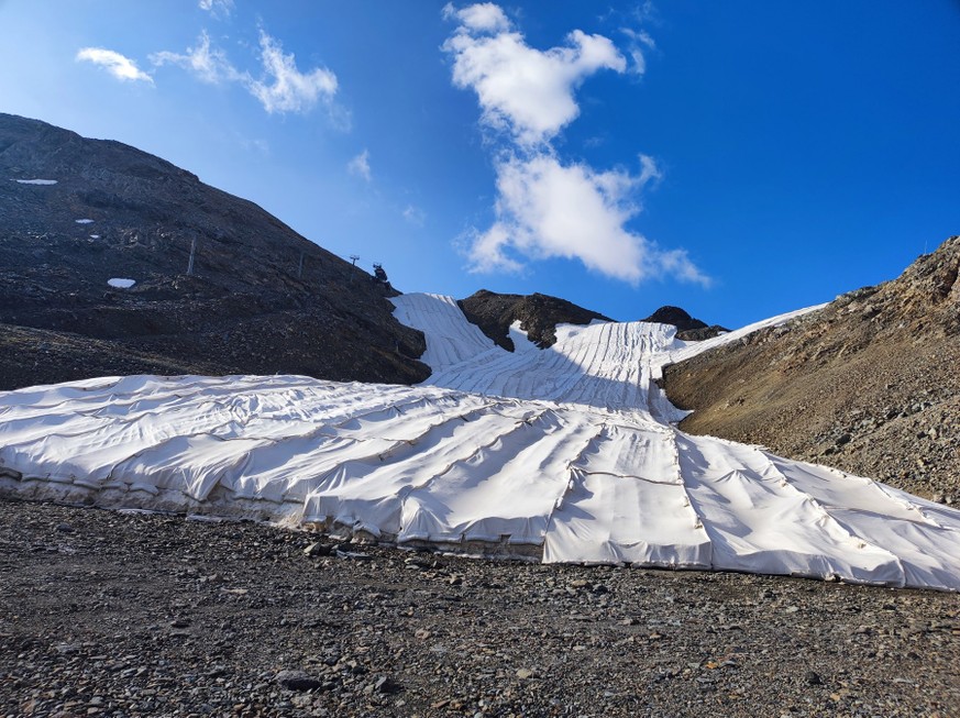 Gletscher Gletscherschmelze 2026 Schweiz: Der mit weissen Tüchern abgedeckte «Gletscher» bei der Diavolezza (GR). Mit dieser Massnahme
wird der Skibetrieb im Frühwinter sichergestellt. Wie ein Gletsch ...