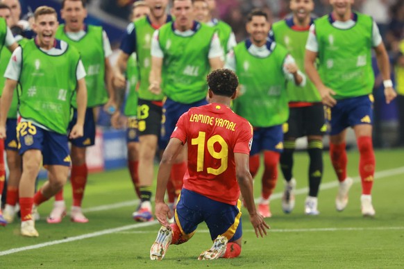 epa11468934 Lamine Yamal (front) of Spain celebrates with teammates after scoring the 1-1 goal during the UEFA EURO 2024 semi-finals soccer match between Spain and France in Munich, Germany, 09 July 2 ...