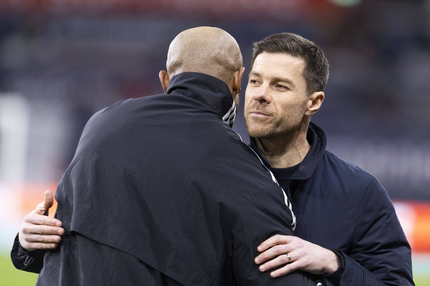 Xabi Alonso Bayer 04 Leverkusen, Cheftrainer und Vincent Kompany FC Bayern M�nchen, Cheftrainer begr�ssen sich vor der Partie. Leverkusen, Fussball 1.Bundesliga / 22. Spieltag, Spieltag 22, Bayer 04 L ...