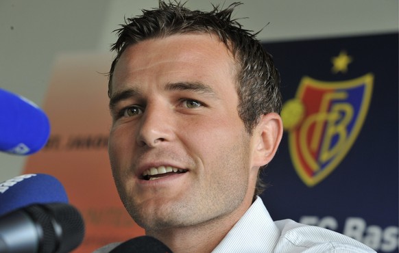 Alex Frei wird an einer Medienkonferenz als neuer Spieler des FC Basel vorgestellt, im Stadion St. Jakob-Park in Basel am Sonntag, 19. Juli 2009. (KEYSTONE/ Georgios Kefalas)