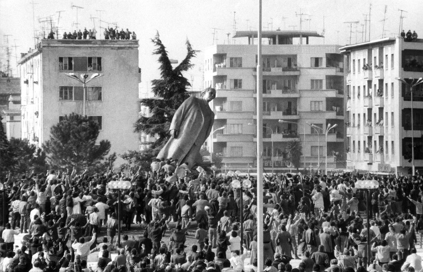 Demonstranten reissen das Hoxha-Denkmal in Tirana, der Hauptstadt Albaniens, nieder, aufgenommen am 20. Februar 1991. (KEYSTONE/AP/ATA)