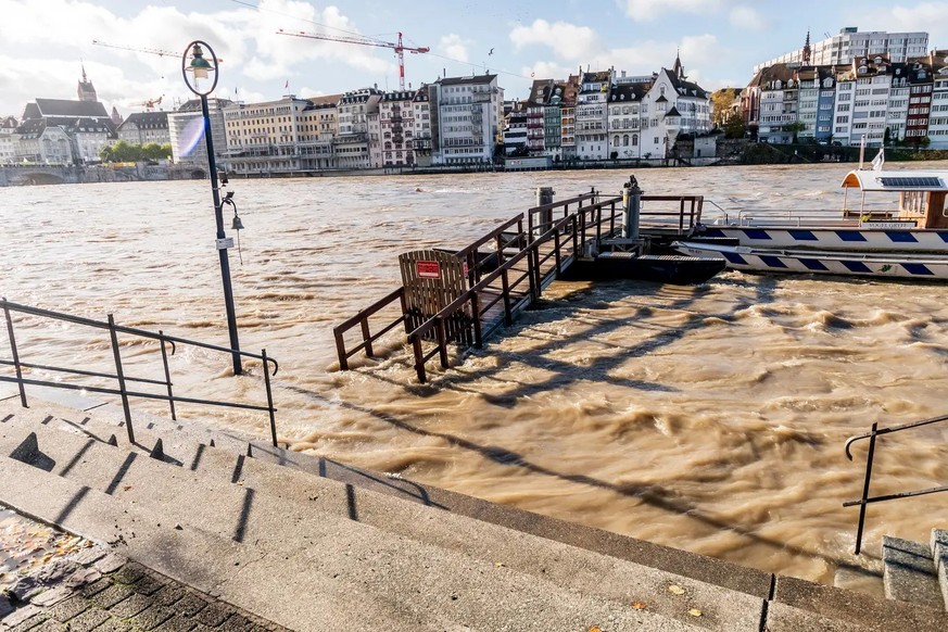 Der Rhein schwappt in Basel beinahe über nach den intensiven Regenfällen diese Woche. .