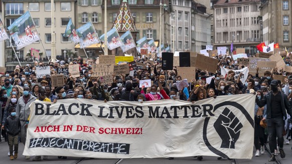 Mehrere tausend Personen nehmen an einer Demonstration zu Black Lives Matter teil in Basel, am Samstag, 6. Juni 2020. (KEYSTONE/Georgios Kefalas)