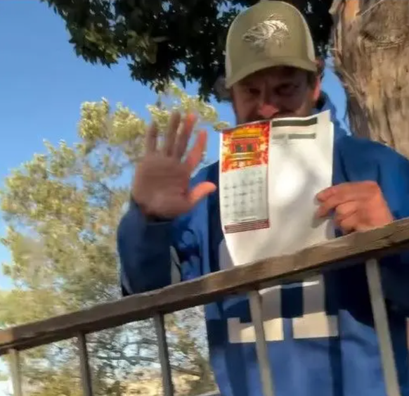 Dieser Mann hat angeblich mit einem 5-Dollar-Rubbellos eine Million Dollar gewonnen.