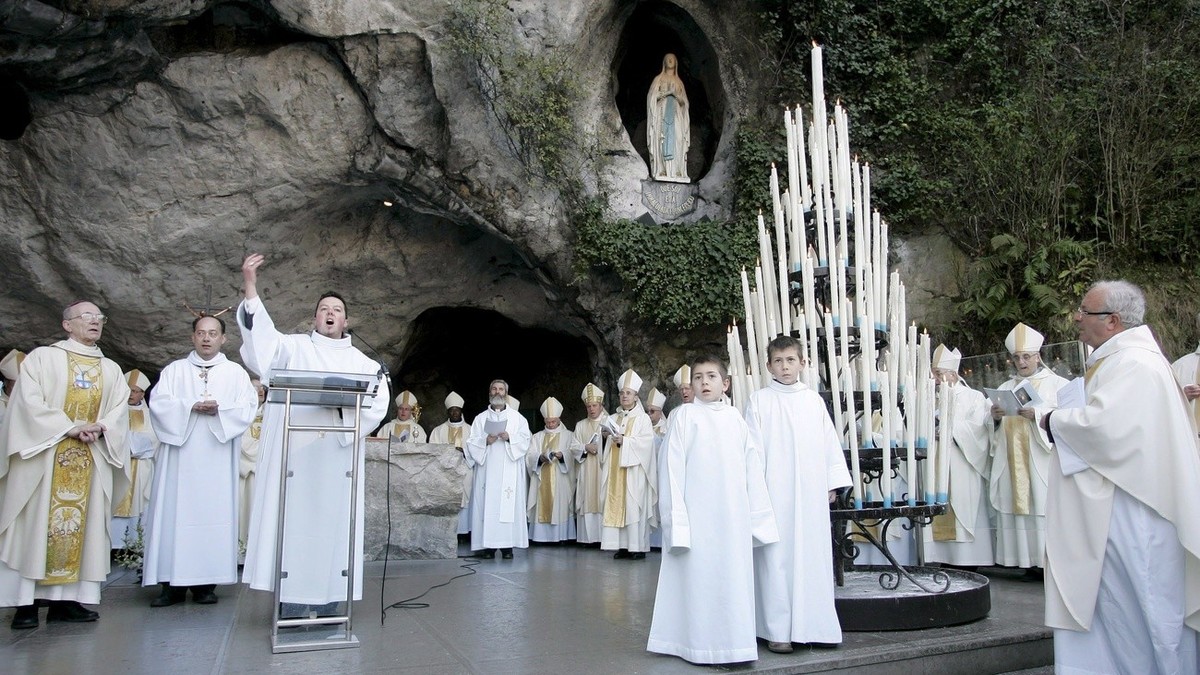 epa01252135 Bishops pray to the Statue of Our Lady of Lourdes during the 150 th anniversary of the manifestation of the Virgin Mary at the Grotto of Massabielle, with his Eminence Jacques Perrier (L), ...