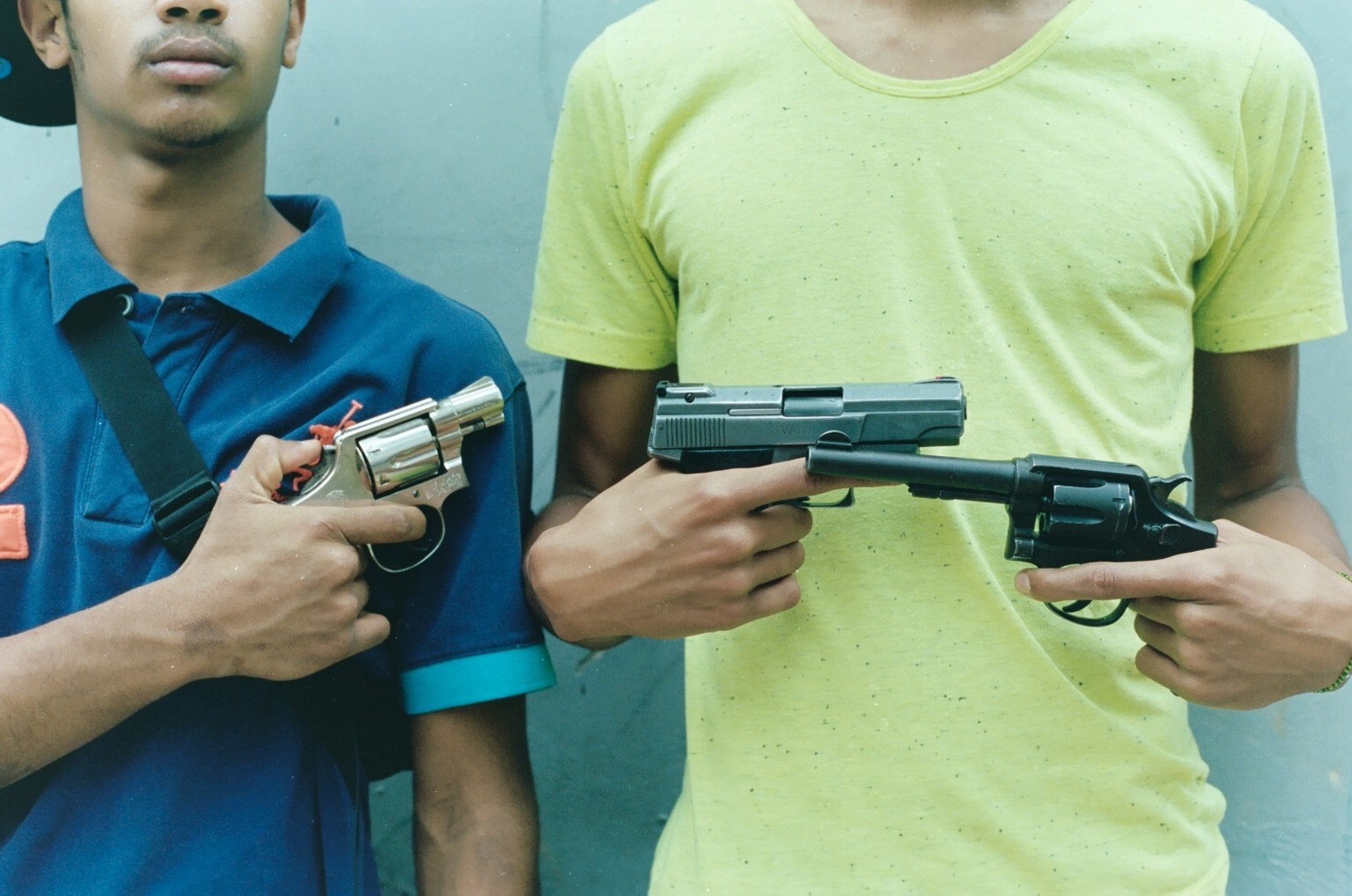 Zwei junge Männer aus dem Slum Pinto Salinas zeigen ihre Waffen. Sie halten sich mit Diebstahl und dem Verkauf von Drogen über Wasser.&nbsp;