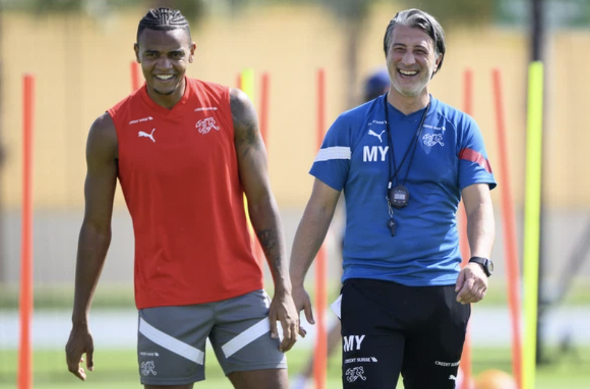 Akanji avec son sélectionneur.