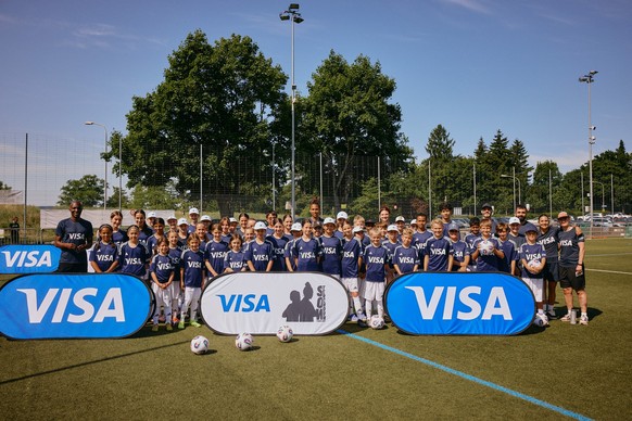 Gruppenbild der Teilnehmerinnen und Teilnehmer des Fusion Camps mit den Nationalspielerinnen Coumba Sow und Meriame Terchoun.