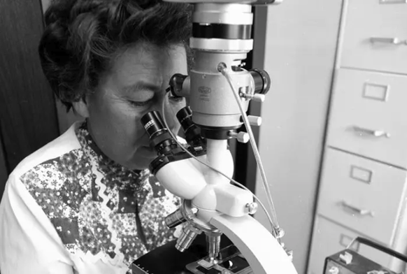 Floy Agnes Lee, Biologin.