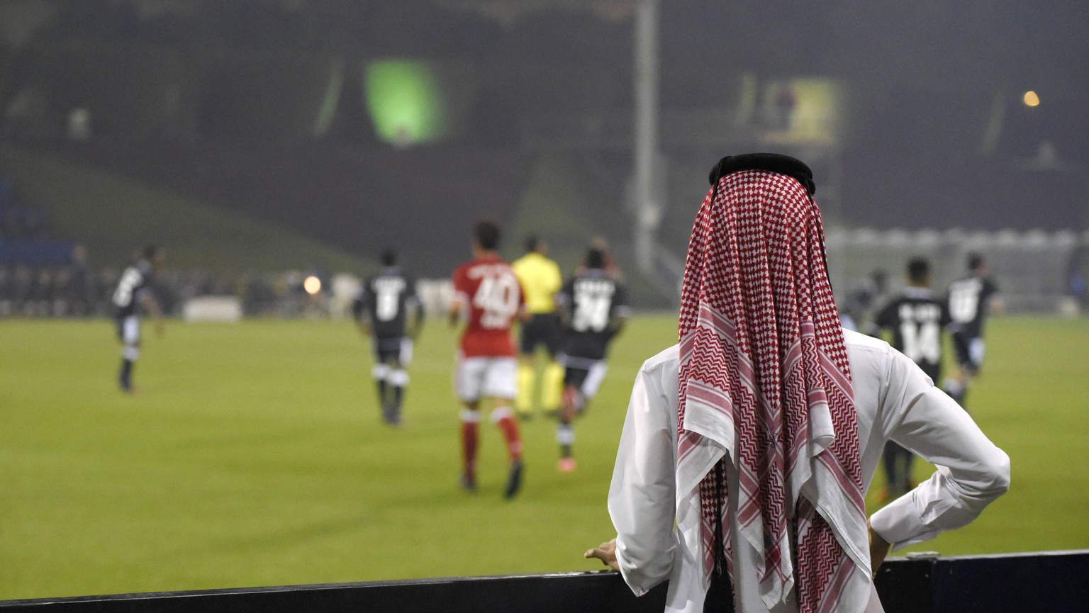 Zuschauer in Doha bei einem Testspiel des belgischen Teams Eupen, das Katar gehört, gegen Bayern München.