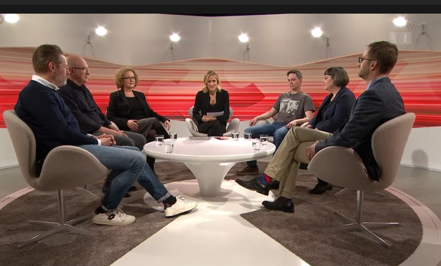 Barbara Lüthi (Mitte) diskutierte mit (v. l. n. r.) Oliver Rosa, Eric Facon, Regula Schwager, Ueli Meier, Elisabeth Bronfen und Martin Wyss über den Dok-Film «Leaving Neverland».