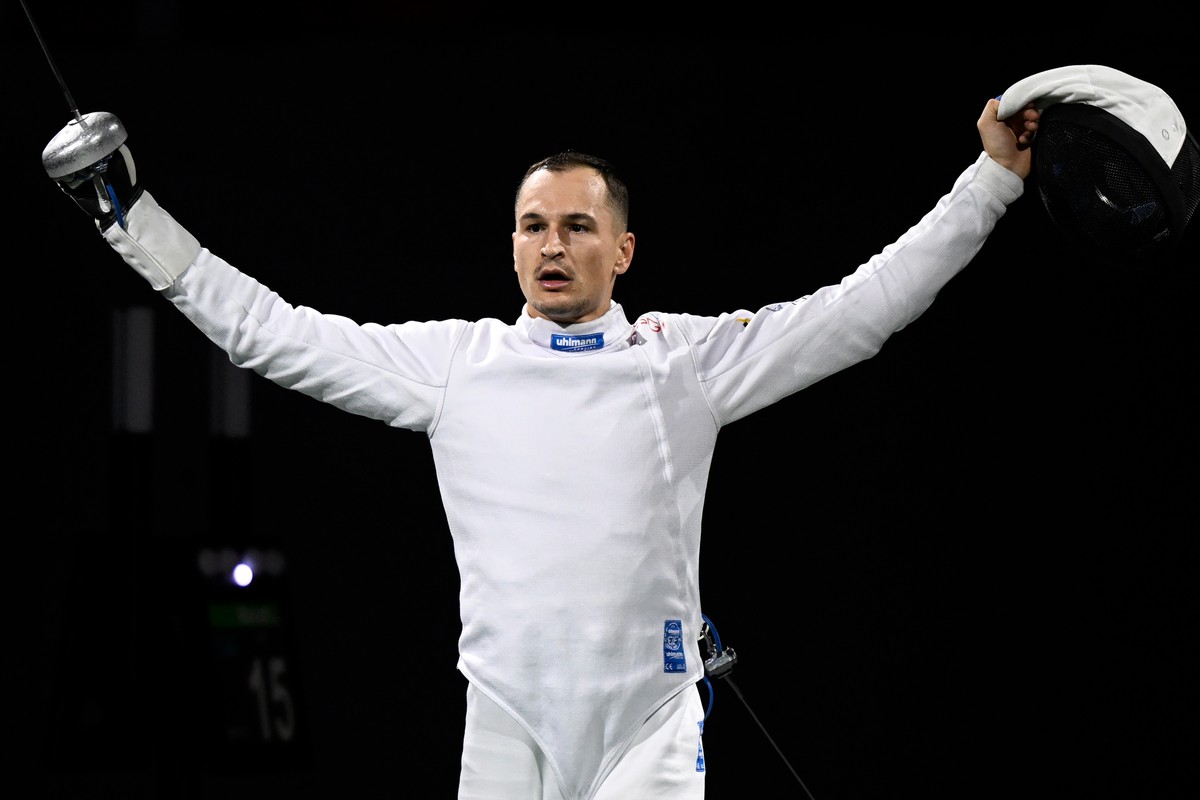 Lucas Malcotti of Switzerland, celebrates at the 1/2 Final during the fencing Berne world cup tournament in Guemligen, Switzerland, Saturday, November 11, 2023. (KEYSTONE/ Marcel Bieri)