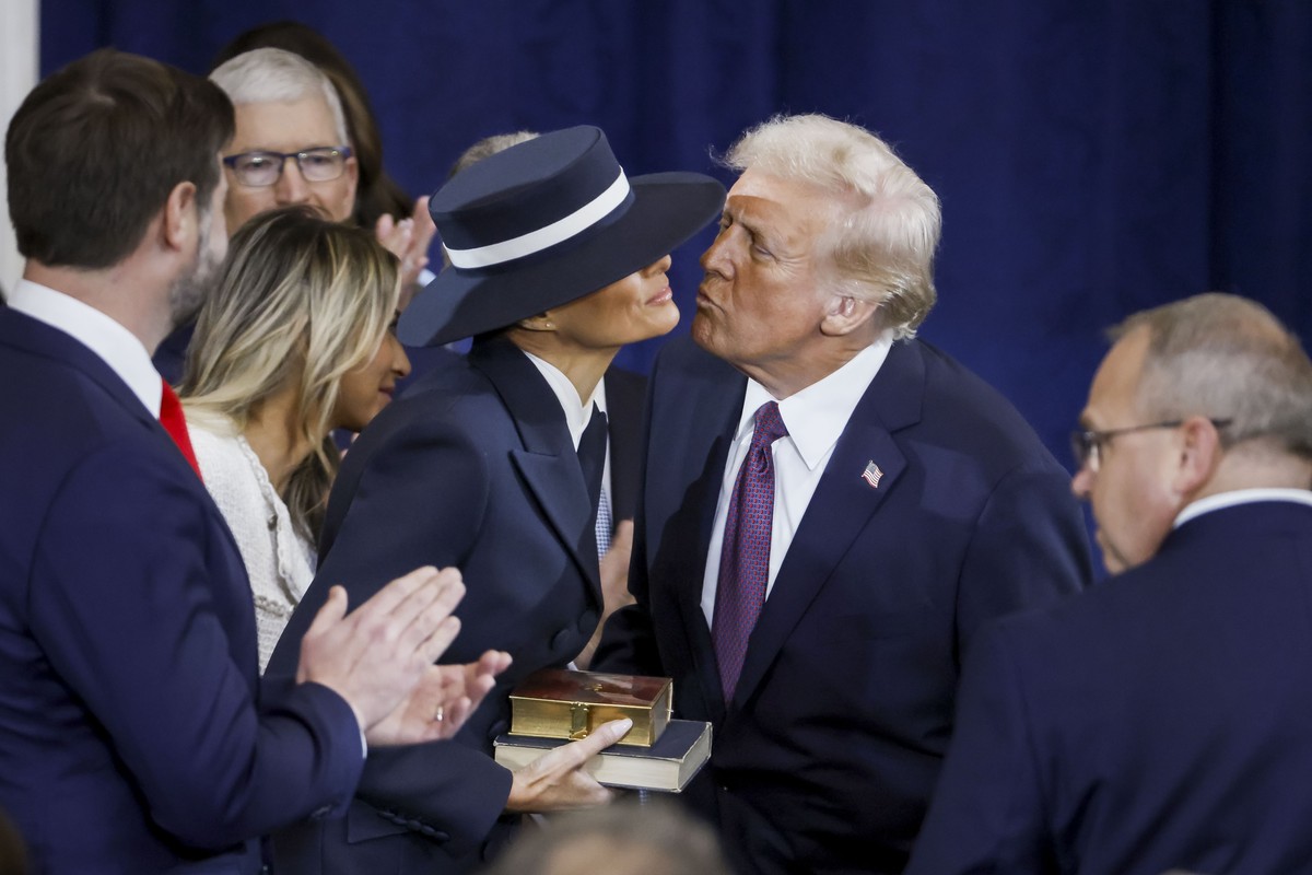 epa11840302 US President Donald Trump (R) greets with wife First Lady Melanie Trump as he arrives to be sworn in as the 47th president of the United States in an inauguration ceremony in the rotunda o ...