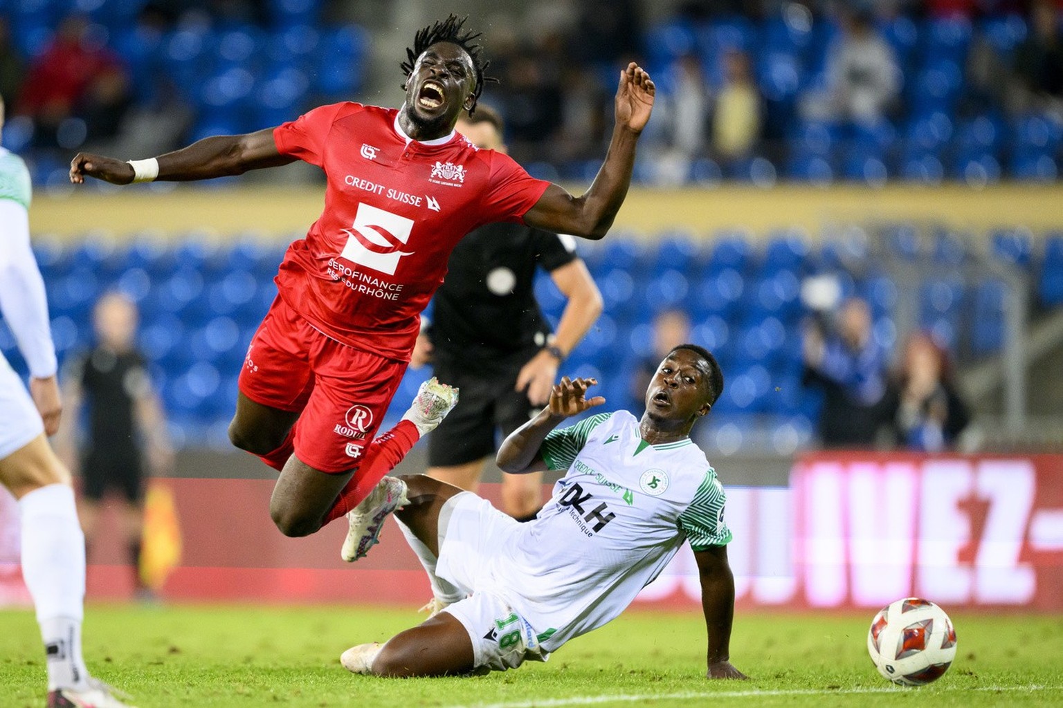 L&#039;attaquant du SLO Florian Danho, gauche, lutte pour le ballon avec le milieu yverdonnois Nehemie Lusuena, droite, lors de la rencontre de football de Super League entre le FC Stade Lausanne Ouch ...