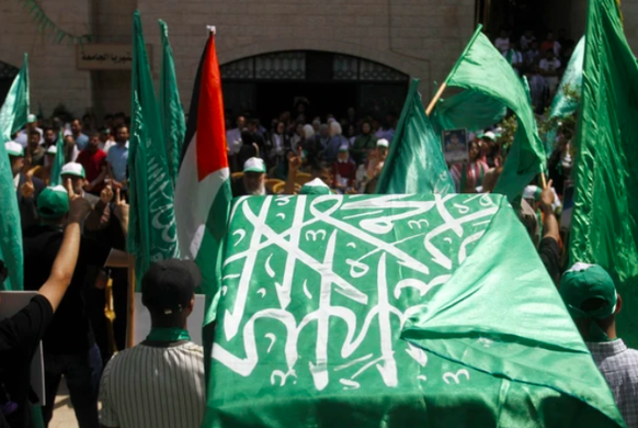 Zahlreiche Menschen besuchen eine Hamas-Kundgebung in Gaza.