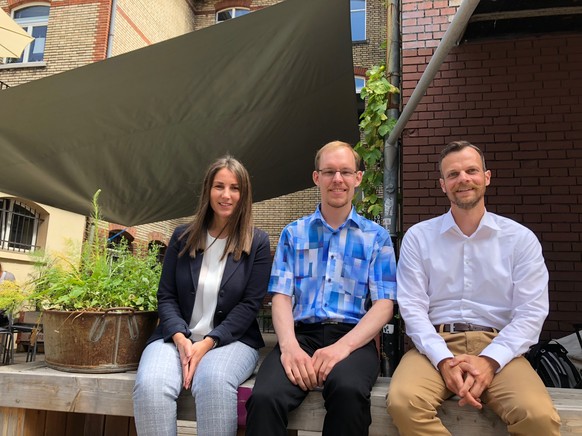 Lejla Rahmanovic,&nbsp;Marvin Schulze und&nbsp;Markus Weber vor dem Impact Hub in Zürich.&nbsp;