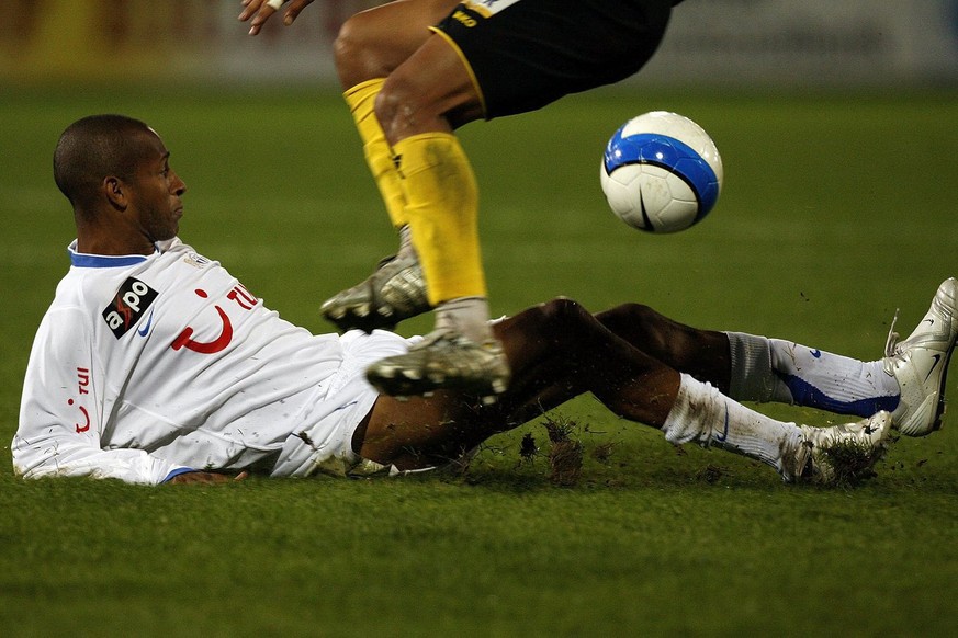 Zuerichs Cesar de Souza, unten, kommt unter die Fuesse eines Schaffhausers, beim Fussballspiel der Super League zwischen dem FC Zuerich und dem FC Schaffhausen, am Samstag, 21. Oktober 2006, im Hardtu ...