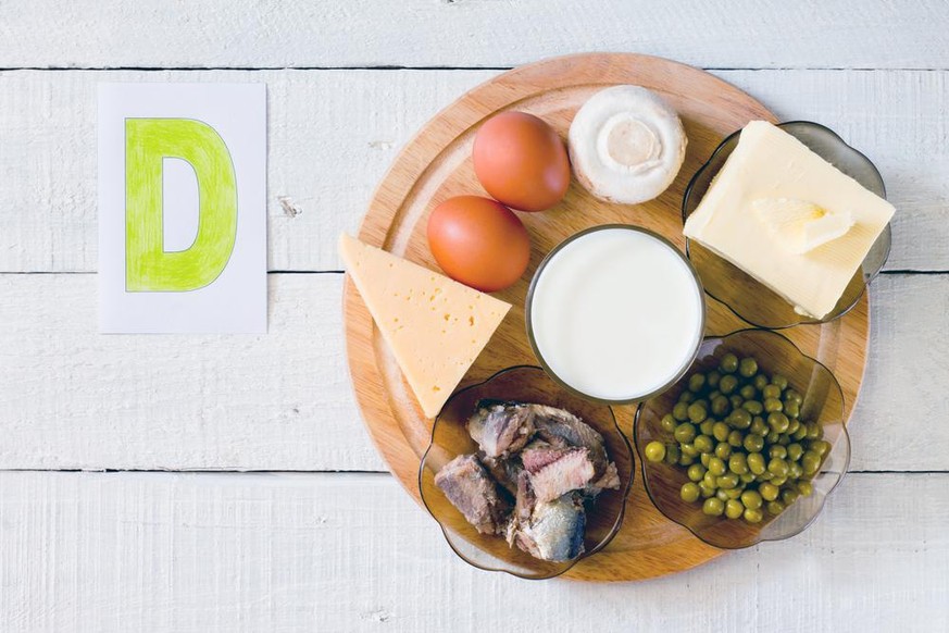 Vitamin-D-haltige Lebensmittel: Käse, Eier, Pilze, Milch, Butter, Erbsen, in Öl konserviert
