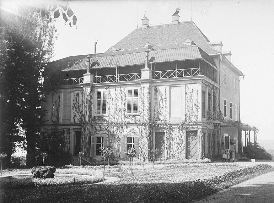 Das Schloss Arenenberg im thurgauischen Salenstein, 1922.
