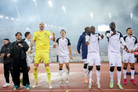 Die FCZ Spieler jubeln nach Spielschluss waehrend dem Meisterschaftsspiel der Super League zwischen dem FC Zuerich und dem Grasshopper Club Zuerich am Samstag, den 29. November 2025, im Letzigrund Sta ...