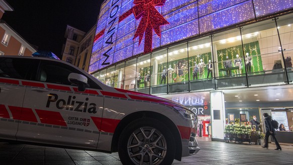 epa08839660 Police in front of the Manor department store in Piazza Dante in Lugano, Switzerland, 24 November 2020. In the afternoon shortly after 2 p.m. a stabbing occurred in the department store. A ...