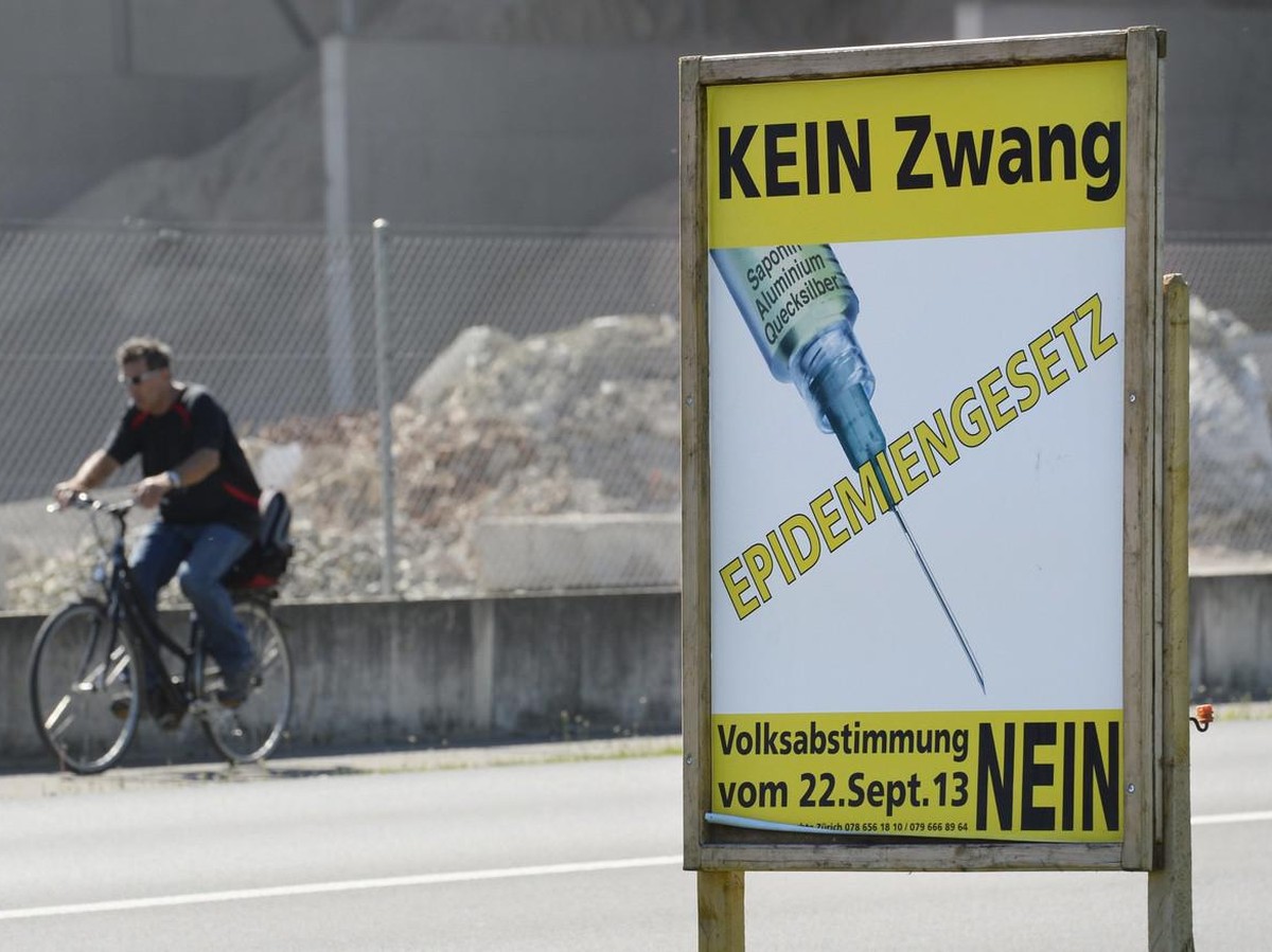 Ein Abstimmungsplakat thematisiert die Revision des Epidemiengesetzes, am Dienstag, 3. September 2013, in Pfungen. Am 22. September 2013 stimmt das Volk ueber die Revision ab. (KEYSTONE/Steffen Schmid ...