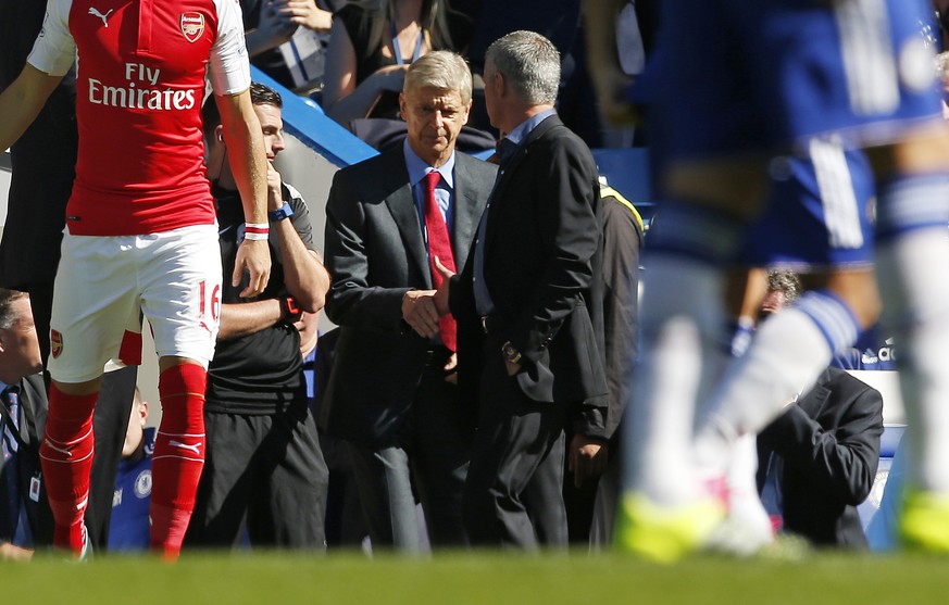 Eines der wenigen Highlights: Der Handshake zwischen José Mourinho und Arsène Wenger vor der Partie.