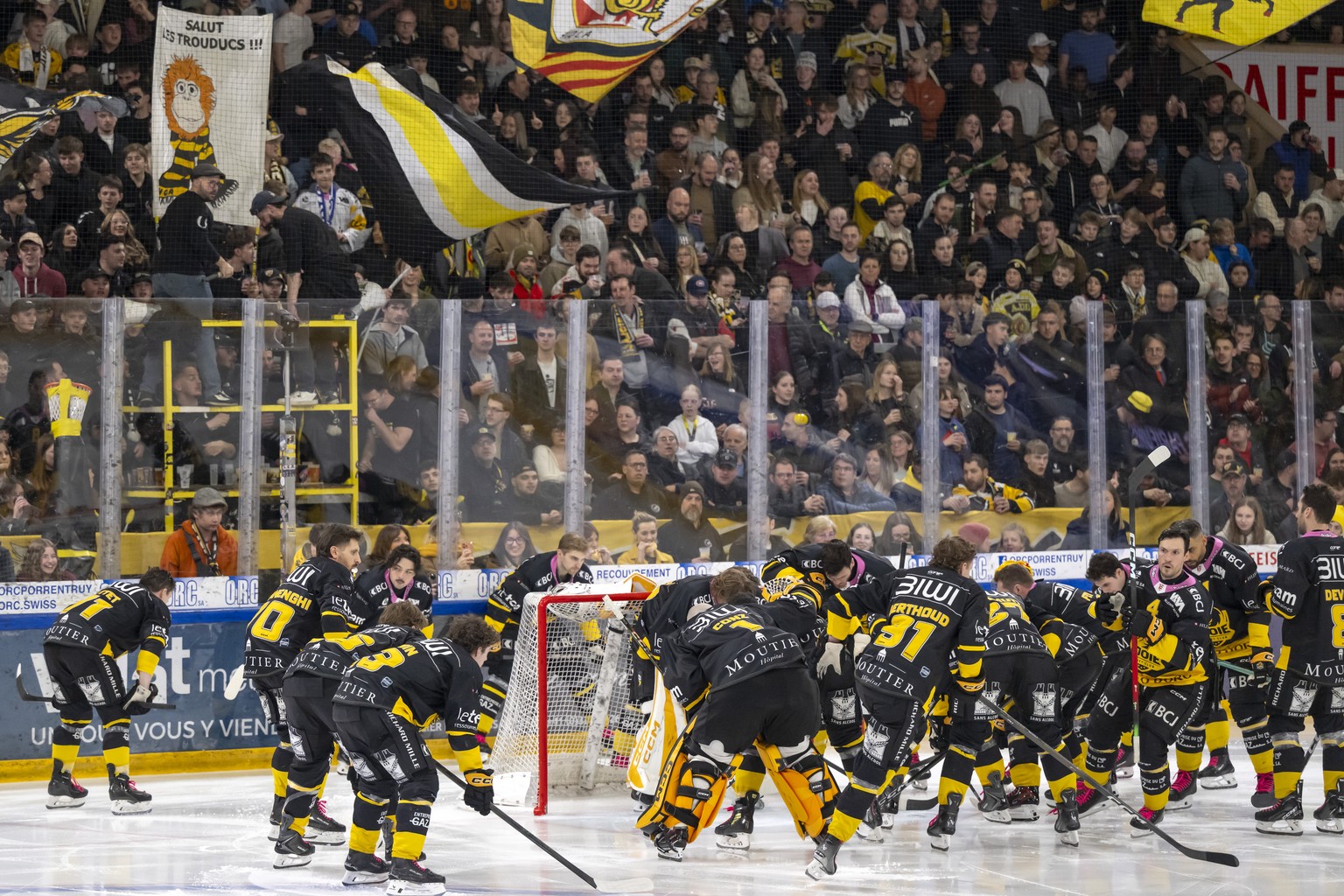 Die Spieler des HC Ajoie vor dem Qualifiaktionsspiel der Eishockey National League zwischen dem HC Ajoie und dem HC Lugano in der Raiffeisen Arena in Porrentruy, am Freitag, 27. Maerz 2026. (KEYSTONE/ ...