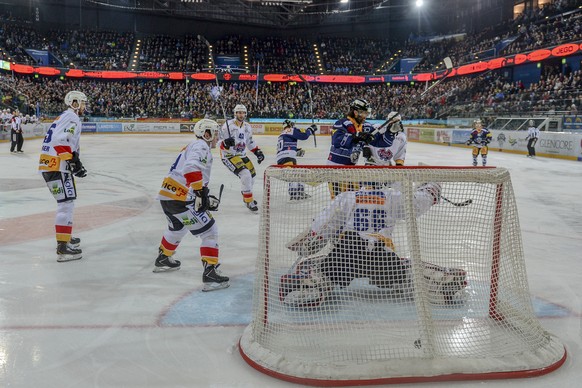 Der Zuger Josh Holden jubelt nach dem Tor gegen Torhueter Lukas Meili.