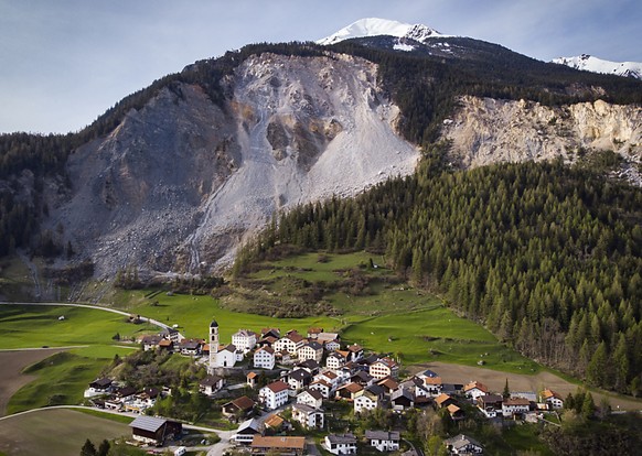 Blick auf das Dorf und den &quot;Brienzer Rutsch&quot;: Der Berg bedroht das Dorf im Albulatal sowie weitere Ortschaften.