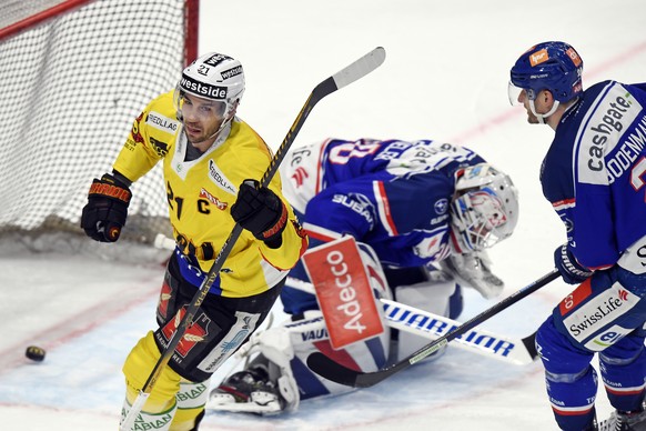 Der Berner Simon Moser jubelt nach dem 0-2 beim Eishockeyspiel der National League ZSC Lions gegen den SC Bern im Hallenstadion in Zuerich am Samstag, 13. Maerz 2021. (KEYSTONE/Walter Bieri)