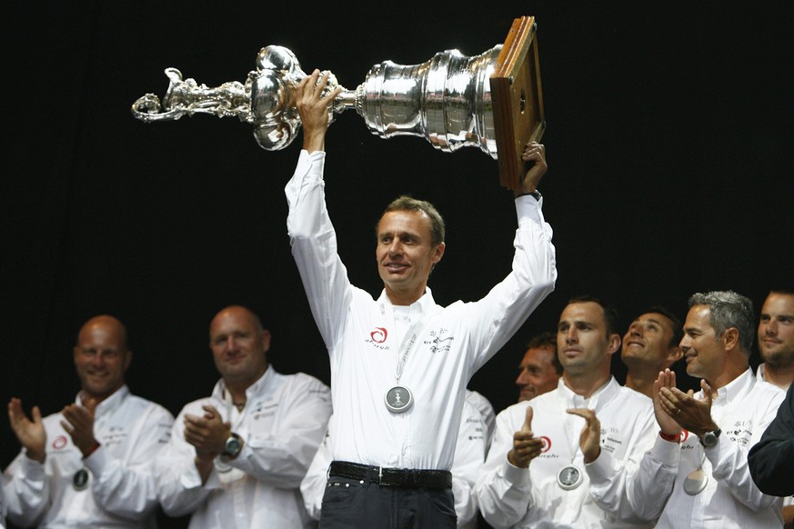 ARCHIVBILD ZUM KEYSTONE-SDA-TEXT ZUM ALINGHI-SIEG 2007 --- Switzerland&#039;s Alinghi defender team owner and president Ernesto Bertarelli, lifts the America&#039;s Cup trophy as team Alinghi is welco ...