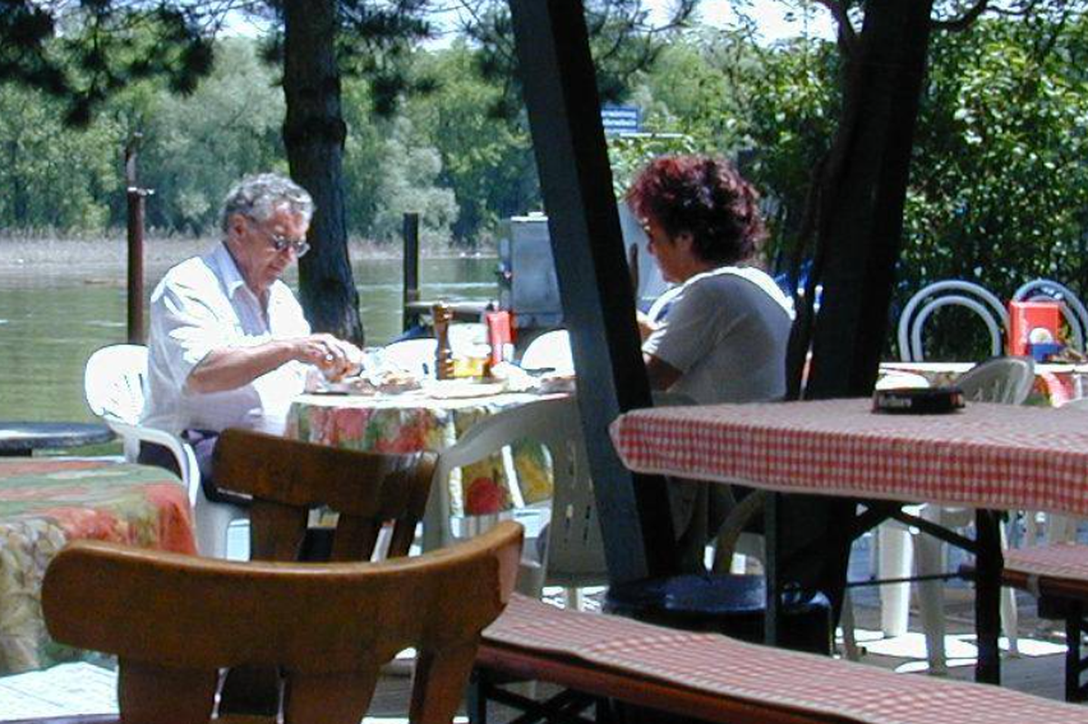 Der Campingplatz liegt direkt am alten Rhein.