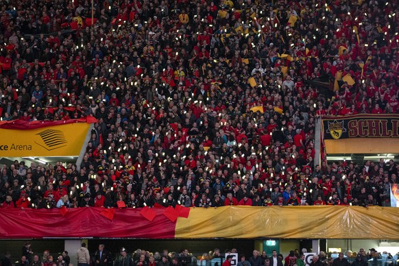 Die Mobiltelefone der SCB-Fans leuchten waehrend einer Choreographie, vor dem siebten Eishockey Playoff-Halbfinalspiel der National League zwischen dem SC Bern und dem EHC Biel, am Dienstag, 9. April ...